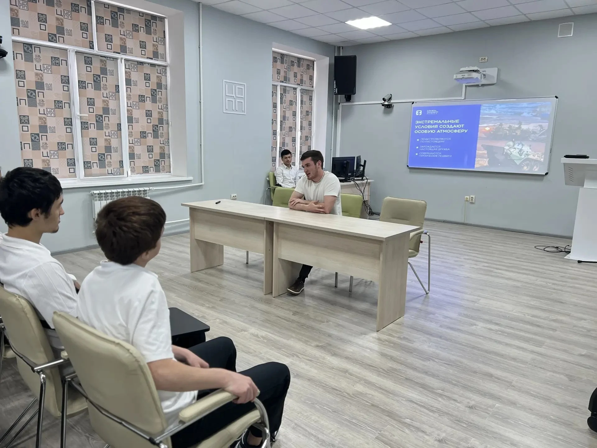В Дагестане стартовала акция «Служу Отечеству»: участник СВО Иса Шахбанов встретился со студентами