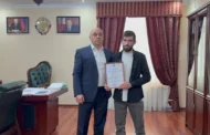 Глава Сергокалинского района вручил участнику СВО Зугуму Исаеву сертификат на земельный участок