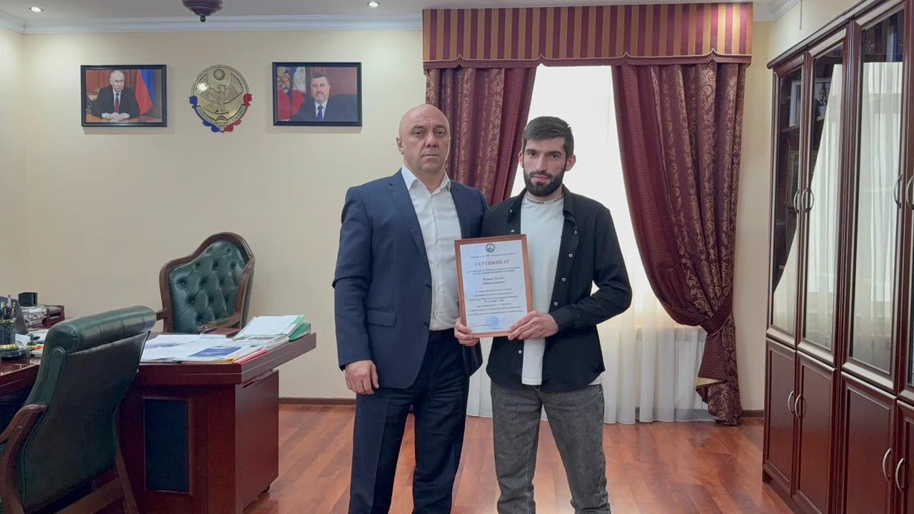 Глава Сергокалинского района вручил участнику СВО Зугуму Исаеву сертификат на земельный участок