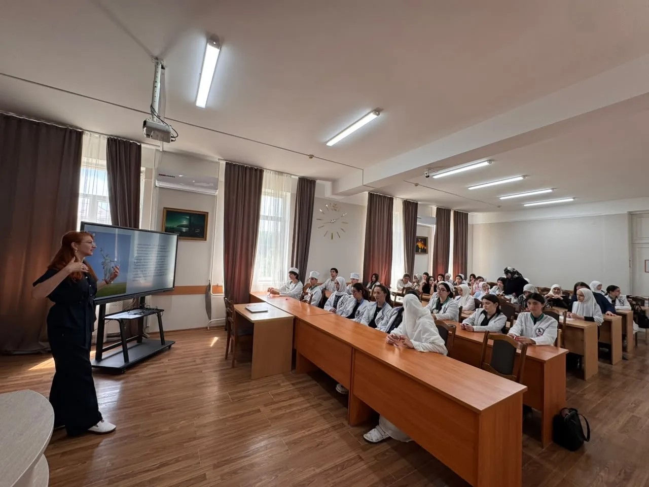 В Махачкале студентам рассказали о богатстве и достопримечательностях России в преддверии Дня России