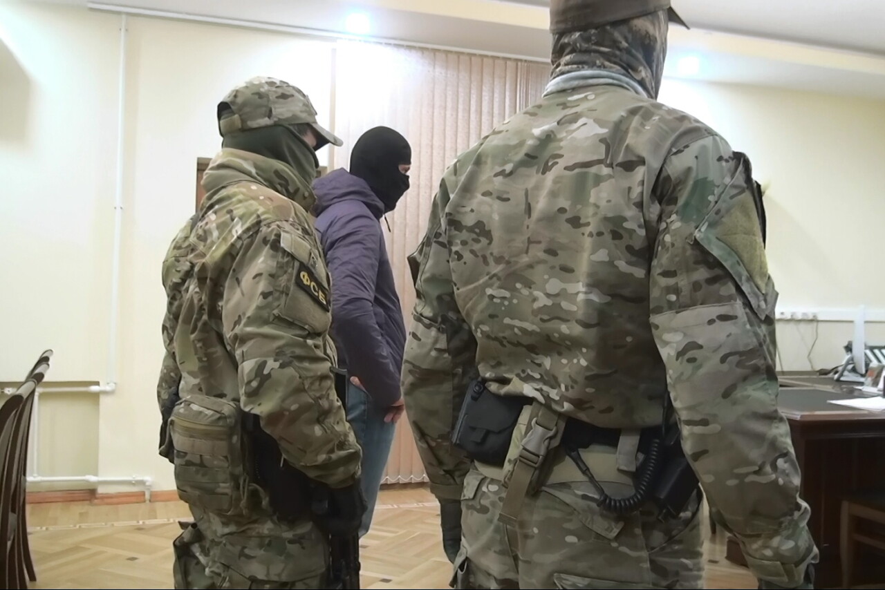 Бывший помощник прокурора Каспийска осуждён на 9 лет за мошенничество и взятку