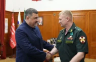 Фёдор Щукин вручил орден Почёта РД III степени генерал-майору Дмитрию Чистякову