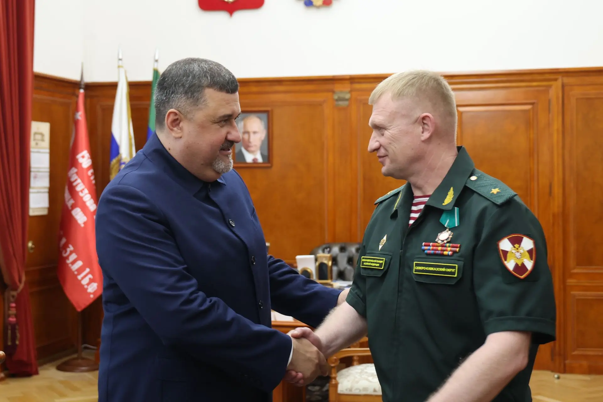 Фёдор Щукин вручил орден Почёта РД III степени генерал-майору Дмитрию Чистякову