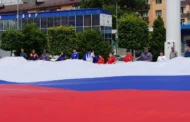 Флешмоб в Махачкале: молодёжь развернула огромный флаг России