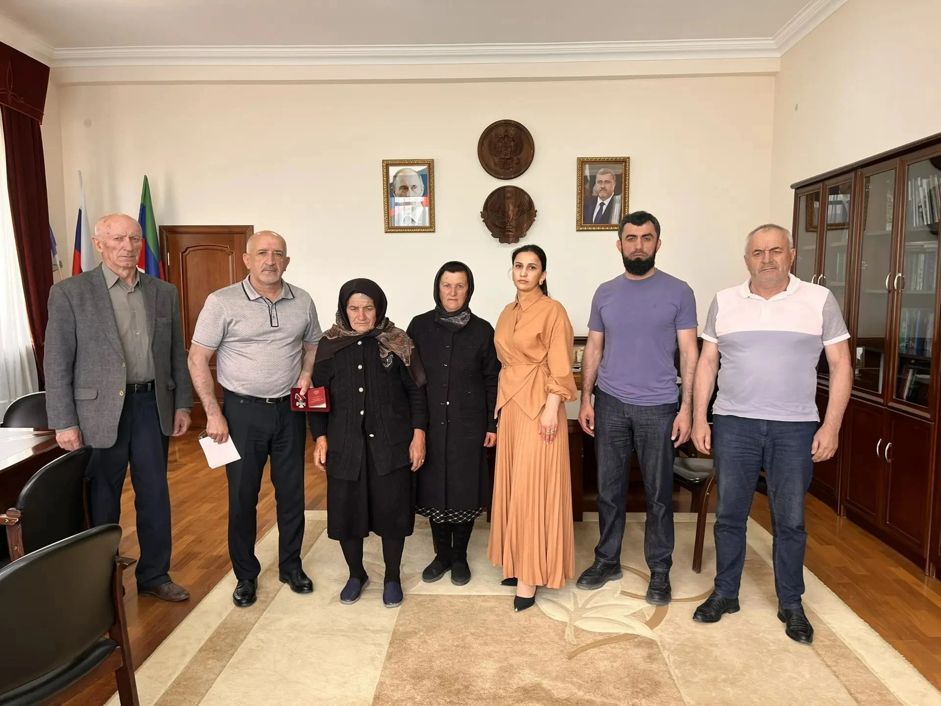 «Его жертва не напрасна»: мать погибшего добровольца из Дахадаевского района получила орден Мужества