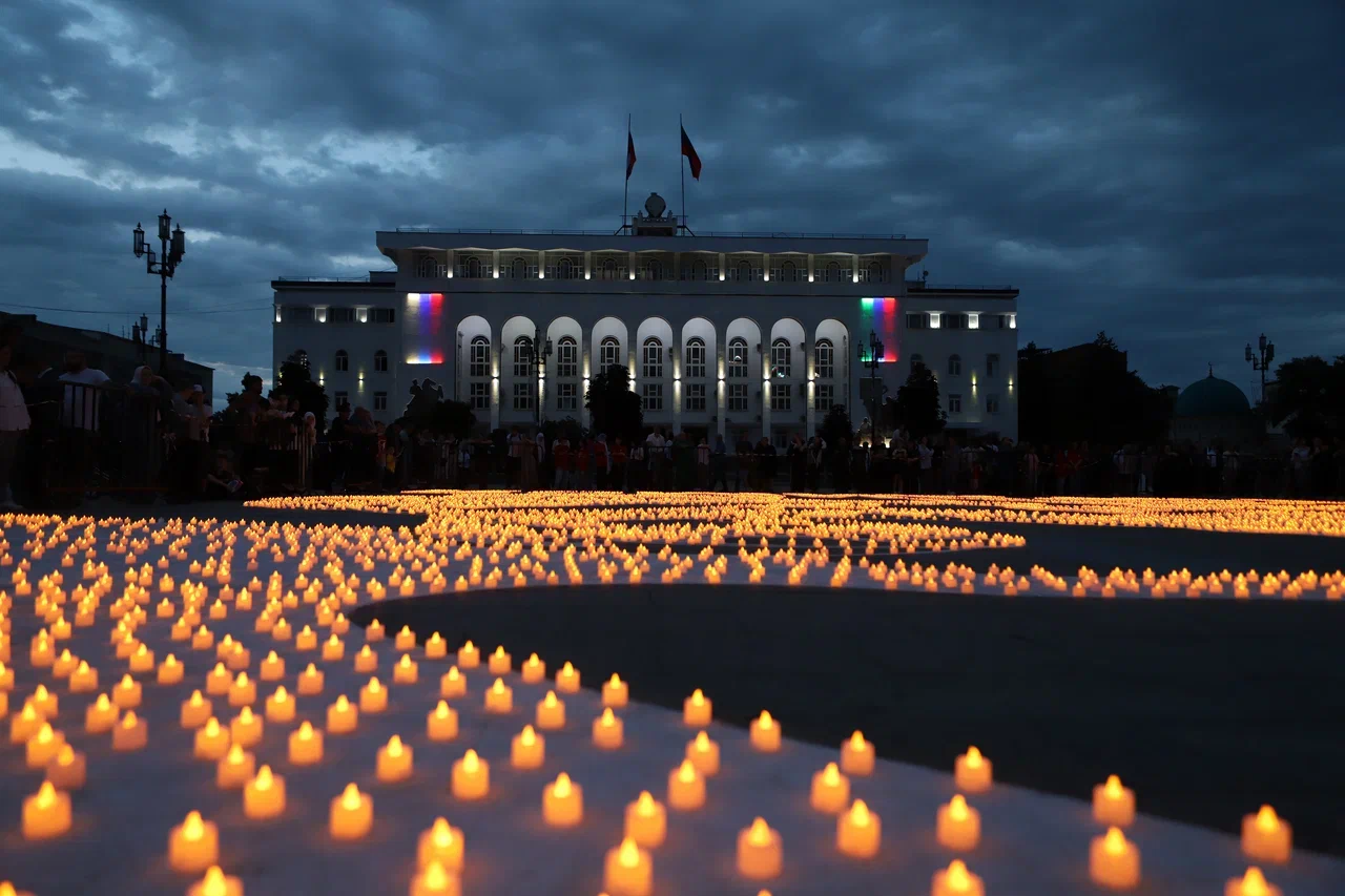 Знамя Победы, сложенное из свечей