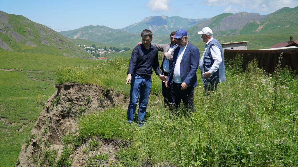 Валентин Клок проинспектировал восстановительные работы в Буйнакске и Кулинском районе