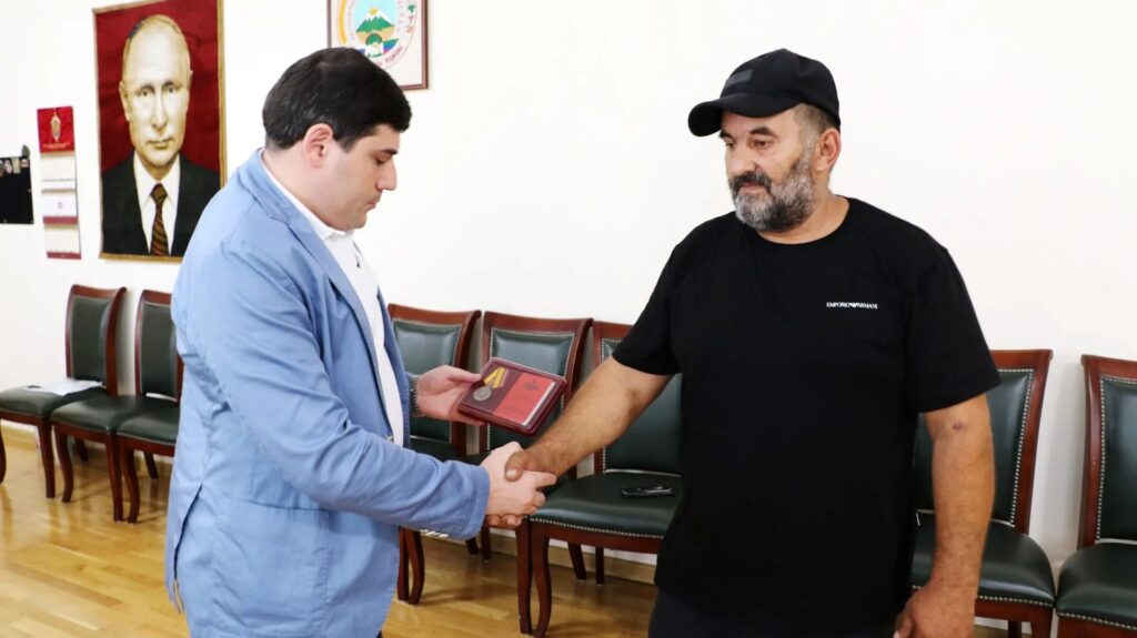 В Кайтагском районе глава вручил бойцу СВО награду Минобороны