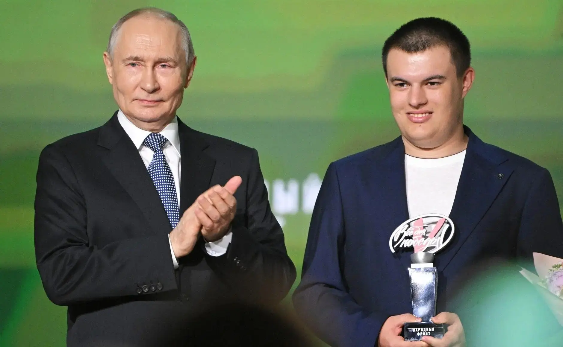 Владимир Путин вручил премию «Всё для Победы!» 19-летнему дагестанцу, спасшему более 20 человек