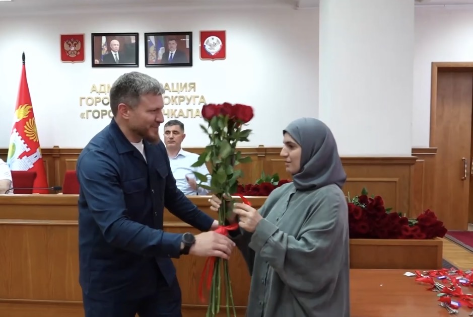 В Махачкале 96 детей-сирот получили ключи от новых квартир