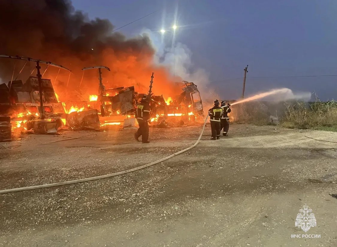 Водитель фуры погиб при падении высоковольтного провода