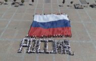 В Махачкале сотрудники налоговой службы и «Движение Первых» развернули 20-метровый флаг России