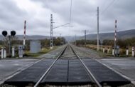 На юге Дагестана легковой автомобиль столкнулся с грузовым поездом