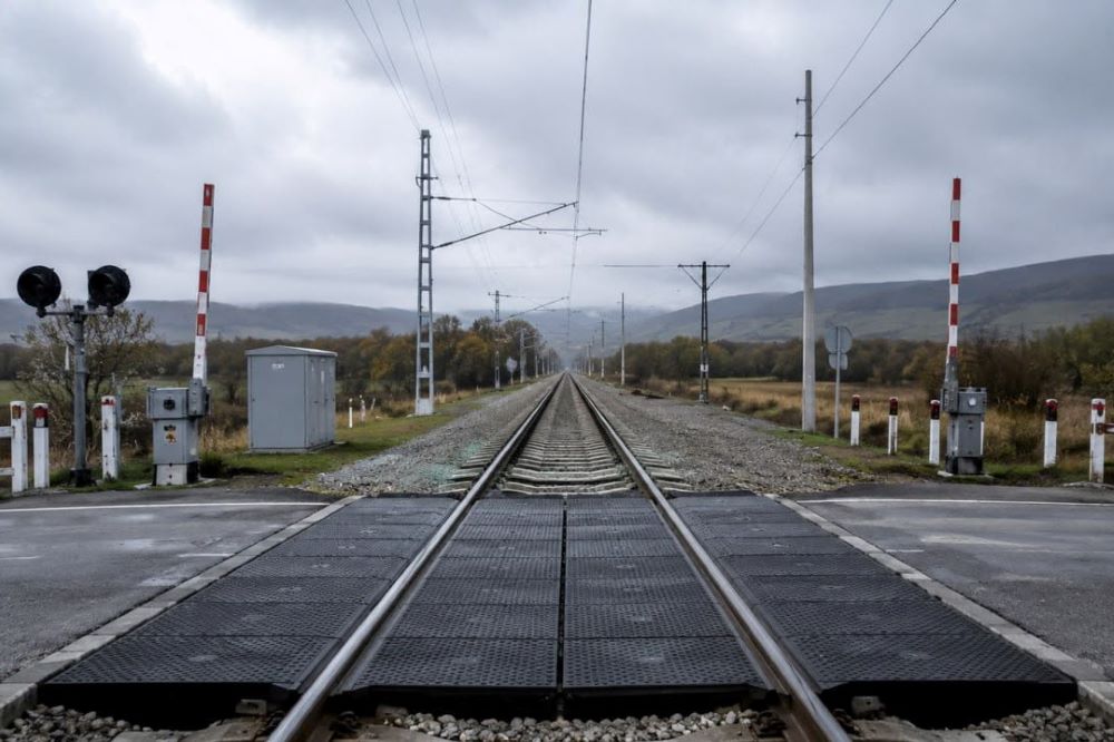 На юге Дагестана легковой автомобиль столкнулся с грузовым поездом