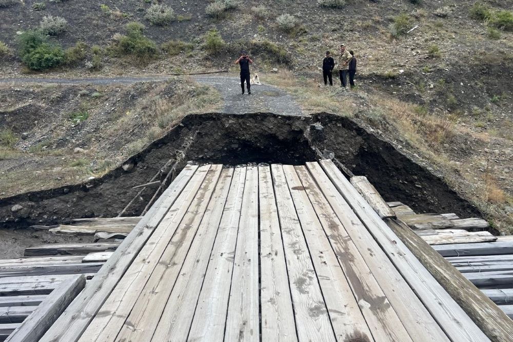 В Ахтынском районе размыло подъезд к мосту у села Миджах