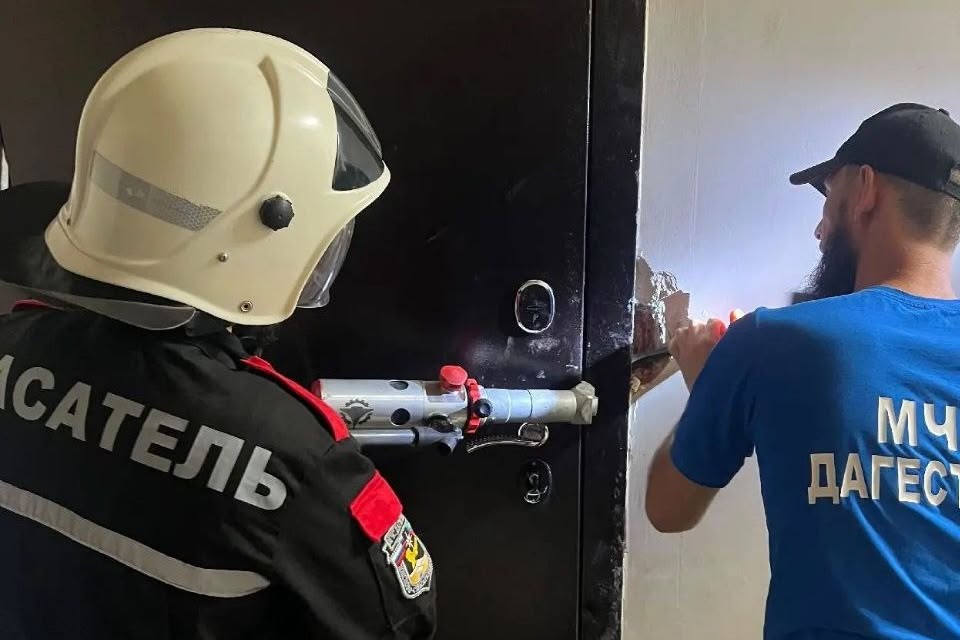 В Кизляре спасатели вызволили детей из запертой квартиры 
