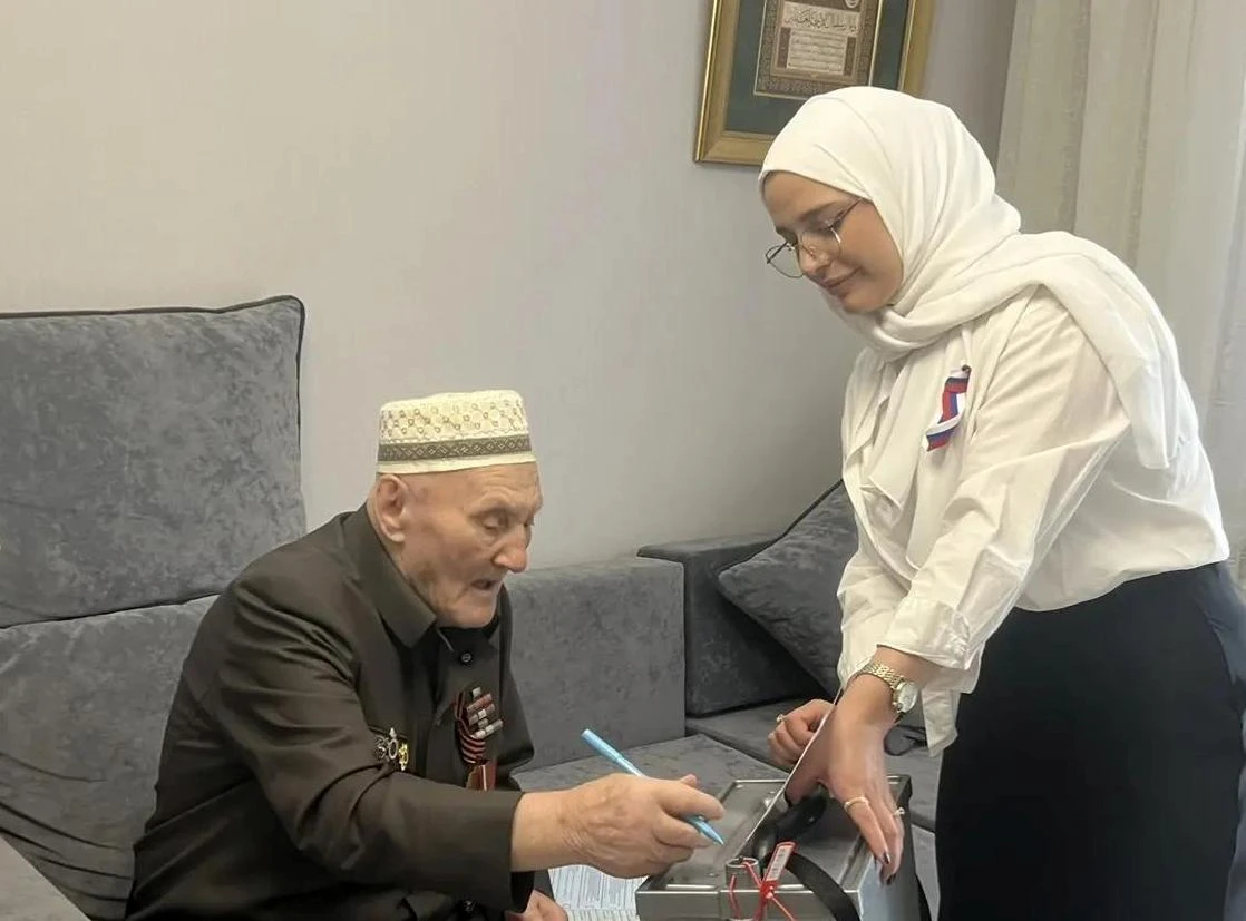 В Каспийске 102-летний ветеран Великой Отечественной войны проголосовал на дому