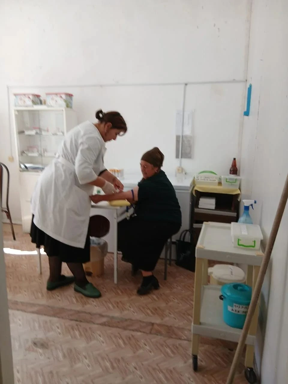 В Ахтынском районе мобильная бригада помогает пожилым жителям пройти медобследования
