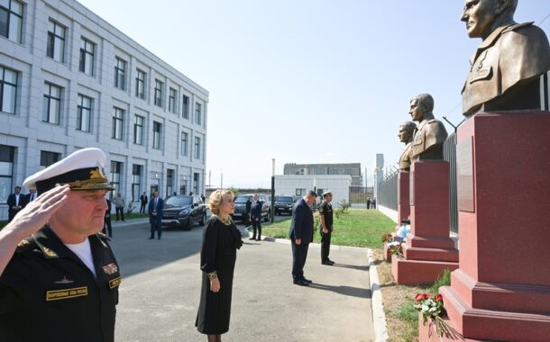Валентина Матвиенко и Фёдор Щукин возложили цветы к мемориалу на территории военного госпиталя в Махачкале