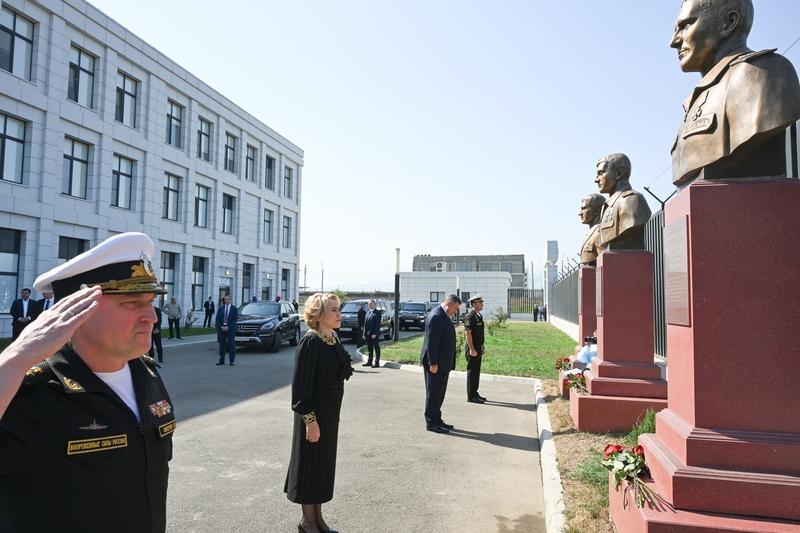 Валентина Матвиенко и Фёдор Щукин возложили цветы к мемориалу на территории военного госпиталя в Махачкале