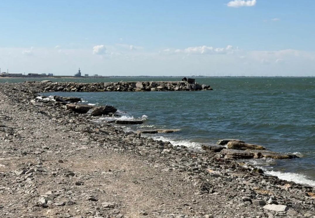 Предприниматель ответит за возведение насыпи в море