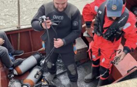 Лодка с двумя рыбаками перевернулась в море у поселка Сулак