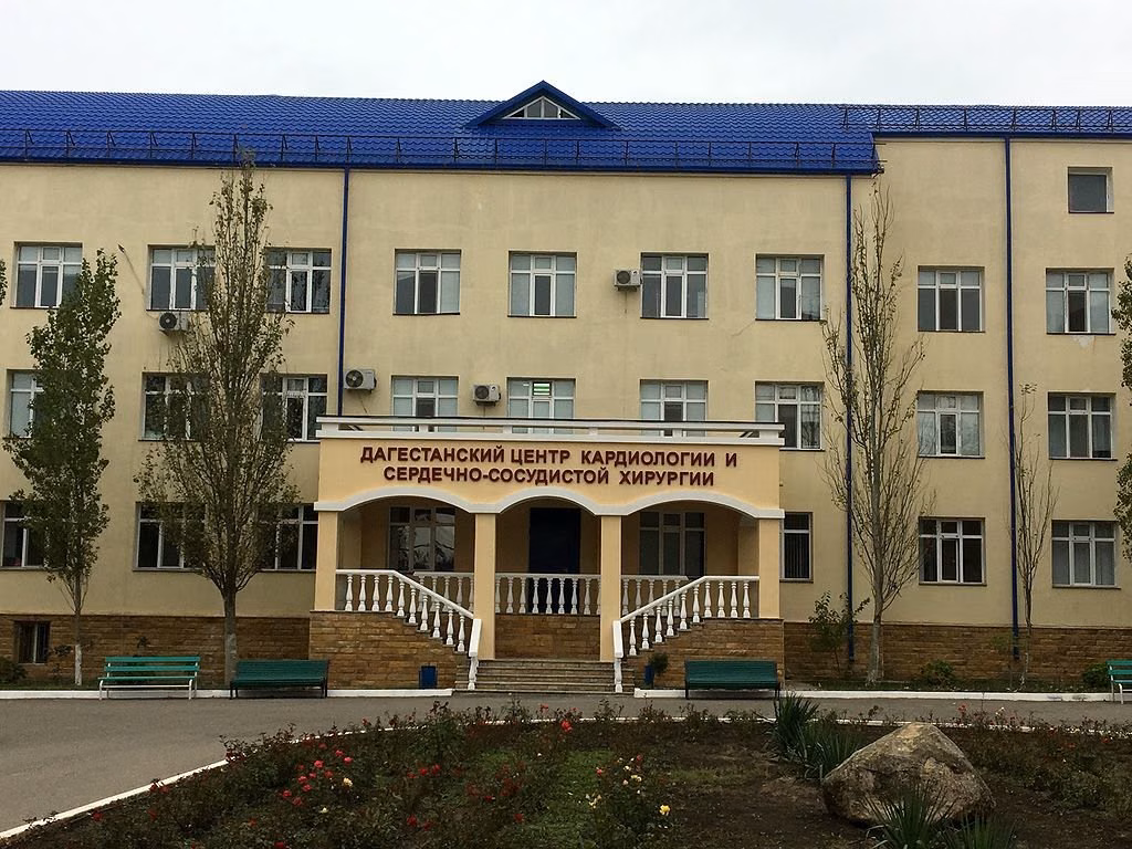 Дагестанский хирург с переломом ноги проводит до 9 операций в день