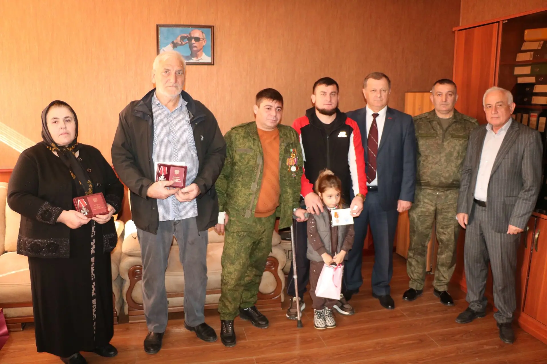 В Казбековском районе родственникам погибших участников СВО передали государственные награды